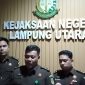 Kasi Intelijen Lampung Utara, Guntoro Janjang Saptodie memberikan keterangan pers setelah penetapan tersangka terhadap Kepala Laboratorium Pengujian Sipil (LPTS) Universitas Bandarlampung pada Selasa (30/4/2024). Foto: Mahpudin, Kabarindonesia.co