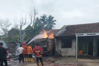 Dinas Pemadam Kebakaran dan Penyelamatan Kabupaten Lampung Selatan sedang berupaya memadamkan api.