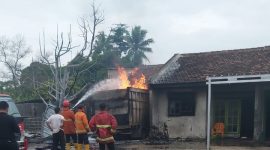 Dinas Pemadam Kebakaran dan Penyelamatan Kabupaten Lampung Selatan sedang berupaya memadamkan api.