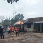 Dinas Pemadam Kebakaran dan Penyelamatan Kabupaten Lampung Selatan sedang berupaya memadamkan api.