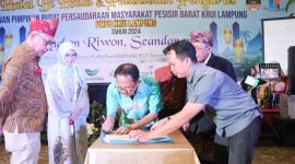 Bupati Kabupaten Pesisir Barat, Agus Istiqlal melantik DPP PMPB di Tangerang Selatan pada Rabu (1/4/2024). Foto: Joni Irawan, Kabarindonesia.co