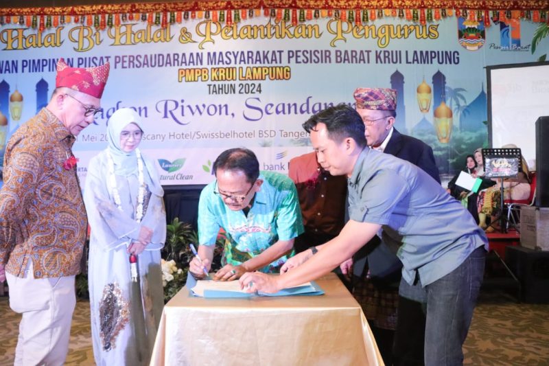 Bupati Kabupaten Pesisir Barat, Agus Istiqlal melantik DPP PMPB di Tangerang Selatan pada Rabu (1/4/2024). Foto: Joni Irawan, Kabarindonesia.co