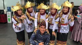 Anggota HMPB berpartisipasi sebagai pengisi acara Tari Sembah dalam pertemuan Pengurus DPP PMPB Jabodetabek di Tangerang Selatan pada Rabu (1/5/2024). Foto: Joni Irawan, Kabarindonesia.co