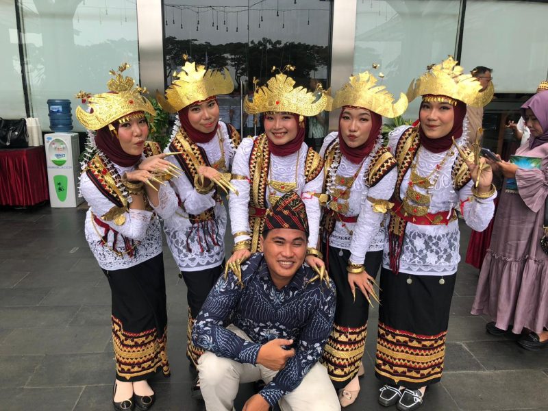 Anggota HMPB berpartisipasi sebagai pengisi acara Tari Sembah dalam pertemuan Pengurus DPP PMPB Jabodetabek di Tangerang Selatan pada Rabu (1/5/2024). Foto: Joni Irawan, Kabarindonesia.co