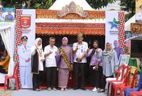 Bunda Literasi Lampung Barat, Zelda Naturi Nukman berfoto bersama di stand milik Dinas Perpustakaan dan Kearsipan Lampung Barat pada Kamis (2/5/2024). Foto: Haeruel Abadi, Kabarindonesia.