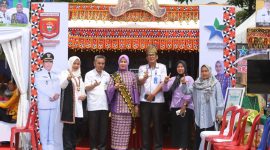 Bunda Literasi Lampung Barat, Zelda Naturi Nukman berfoto bersama di stand milik Dinas Perpustakaan dan Kearsipan Lampung Barat pada Kamis (2/5/2024). Foto: Haeruel Abadi, Kabarindonesia.