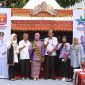 Bunda Literasi Lampung Barat, Zelda Naturi Nukman berfoto bersama di stand milik Dinas Perpustakaan dan Kearsipan Lampung Barat pada Kamis (2/5/2024). Foto: Haeruel Abadi, Kabarindonesia.