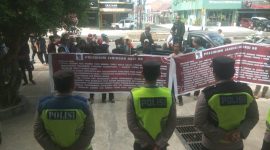 Massa Presidium Jaringan Aksi '98 melakukan aksi di depan Kantor ACC Finance untuk menuntut pihak yang bersangkutan tidak melanggar hak-hak konsumen pada Jum'at (3/5/2024). Foto: RPS, Kabarindonesia.co