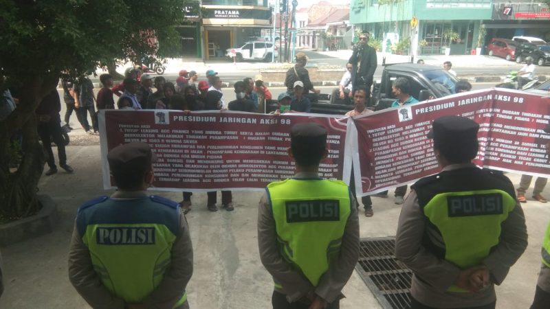 Massa Presidium Jaringan Aksi '98 melakukan aksi di depan Kantor ACC Finance untuk menuntut pihak yang bersangkutan tidak melanggar hak-hak konsumen pada Jum'at (3/5/2024). Foto: RPS, Kabarindonesia.co