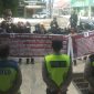 Massa Presidium Jaringan Aksi '98 melakukan aksi di depan Kantor ACC Finance untuk menuntut pihak yang bersangkutan tidak melanggar hak-hak konsumen pada Jum'at (3/5/2024). Foto: RPS, Kabarindonesia.co