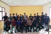 Ketua Karang Taruna Kabupaten Pesisir Barat, Suryadi melakukan foto bersama dengan Pengurus Karang Taruna Kecamatan Pesisir Utara yang baru dilantik. Foto: Joni Irawan, Kabarindonesia.co