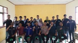Ketua Karang Taruna Kabupaten Pesisir Barat, Suryadi melakukan foto bersama dengan Pengurus Karang Taruna Kecamatan Pesisir Utara yang baru dilantik. Foto: Joni Irawan, Kabarindonesia.co