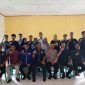 Ketua Karang Taruna Kabupaten Pesisir Barat, Suryadi melakukan foto bersama dengan Pengurus Karang Taruna Kecamatan Pesisir Utara yang baru dilantik. Foto: Joni Irawan, Kabarindonesia.co