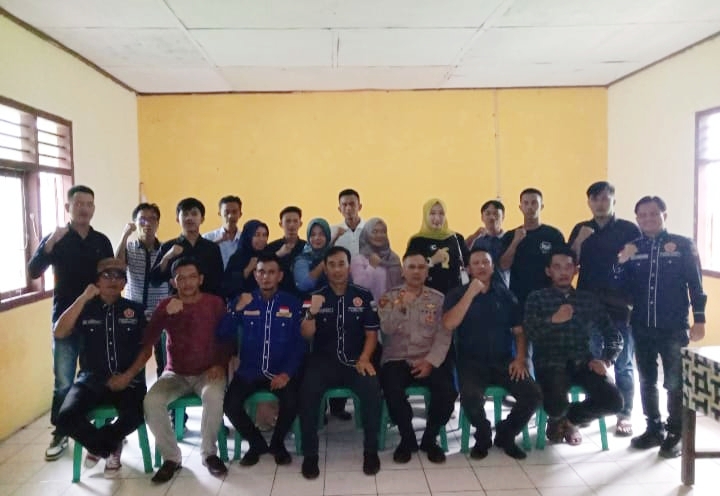Ketua Karang Taruna Kabupaten Pesisir Barat, Suryadi melakukan foto bersama dengan Pengurus Karang Taruna Kecamatan Pesisir Utara yang baru dilantik. Foto: Joni Irawan, Kabarindonesia.co