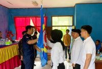 Ketua Karang Taruna Kabupaten Pesisir Barat, Suryadi melakukan pengukuhan kepada pengurus Karang Taruna Kecamatan Lemong pada Sabtu (4/5/2024). Foto: Joni Irawan, Kabarindonesia.co