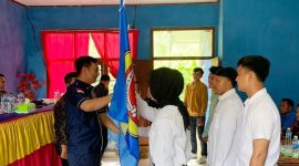 Ketua Karang Taruna Kabupaten Pesisir Barat, Suryadi melakukan pengukuhan kepada pengurus Karang Taruna Kecamatan Lemong pada Sabtu (4/5/2024). Foto: Joni Irawan, Kabarindonesia.co