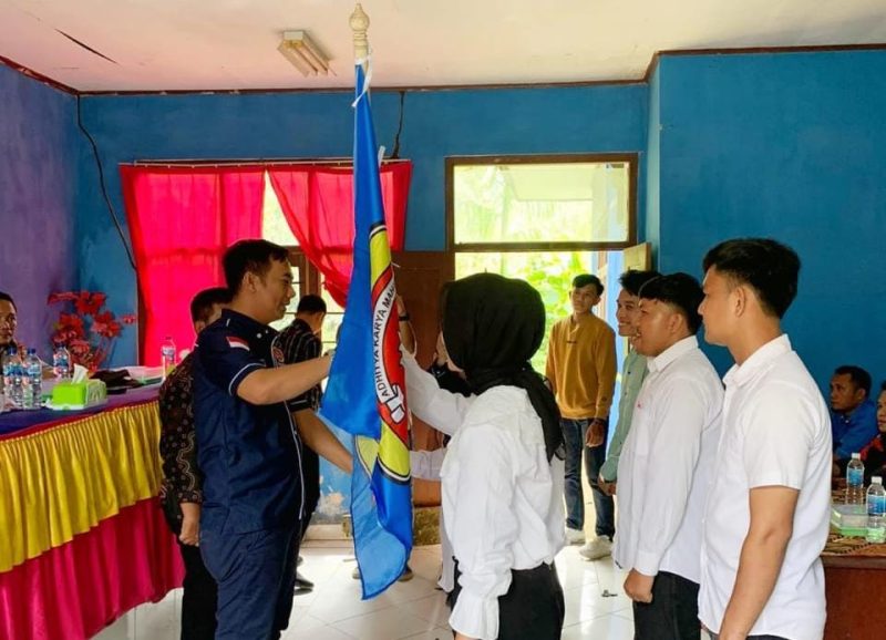 Ketua Karang Taruna Kabupaten Pesisir Barat, Suryadi melakukan pengukuhan kepada pengurus Karang Taruna Kecamatan Lemong pada Sabtu (4/5/2024). Foto: Joni Irawan, Kabarindonesia.co