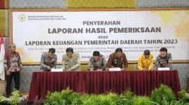Kepala BPK Perwakilan Provinsi Lampung, Masmudi menyerahkan Laporan Hasil Pemeriksaan Tahun 2023 kepada Bupati Pesisir Barat, Agus Istiqlal dan Ketua DPRD Kabupaten Pesisir Barat, Agus Cik pada Jum'at (3/5/2024). Foto: Joni Irawan, Kabarindonesia.co