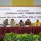 Kepala BPK Perwakilan Provinsi Lampung, Masmudi menyerahkan Laporan Hasil Pemeriksaan Tahun 2023 kepada Bupati Pesisir Barat, Agus Istiqlal dan Ketua DPRD Kabupaten Pesisir Barat, Agus Cik pada Jum'at (3/5/2024). Foto: Joni Irawan, Kabarindonesia.co