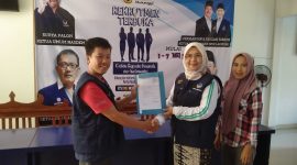 Septi Istiqlal yang merupakan istri dari Bupati Pesisir Barat, Agus Istiqlal mengembalikan formulir pendaftaran sebagai Balonkada Pesisir Barat pada Senin (6/5/2024). Foto: Joni Irawan, Kabarindonesia.co