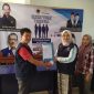Septi Istiqlal yang merupakan istri dari Bupati Pesisir Barat, Agus Istiqlal mengembalikan formulir pendaftaran sebagai Balonkada Pesisir Barat pada Senin (6/5/2024). Foto: Joni Irawan, Kabarindonesia.co