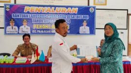 Kepala Desa Labuhan, Kecamatan Pulau Pisang, Kabupaten Pesisir Barat, Razak membagikan BLT DD Tahap I TA 2024 di balai pekon setempat pada Senin (6/5/2024). Foto: Joni Irawan, Kabarindonesia.co