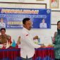 Kepala Desa Labuhan, Kecamatan Pulau Pisang, Kabupaten Pesisir Barat, Razak membagikan BLT DD Tahap I TA 2024 di balai pekon setempat pada Senin (6/5/2024). Foto: Joni Irawan, Kabarindonesia.co