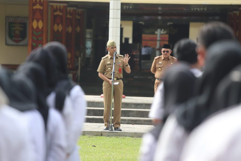 Asisten III Bidang Administrasi Umum Pemerintah Daerah Kabupaten Lampung Barat, Ismet Inoni memimpin silaturahmi ratusan ASN Lampung Barat pada Selasa (7/5/2024). Foto: Haeruel Abadi, Kabarindonesia.co