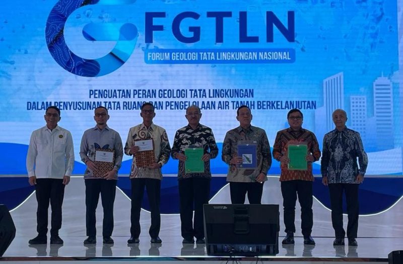 Lampung Timur Peroleh Anugerah Pemetaan Tata Ruang dan Pengelolaan Air dari Kepala Badan Geologi ESDM pada Selasa (7/5/2024). Foto: Ali Mukmin, Kabarindonesia.co
