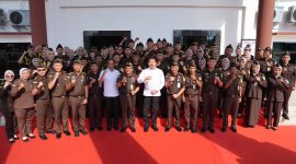 Jaksa Agung RI, ST Burhanuddin berfoto bersama jajaran Kejati Sumsel, Kejari PALI, dan Kejari Muara Enim pada Selasa (7/5/2024). Foto: RPS, Kabarindonesia.co