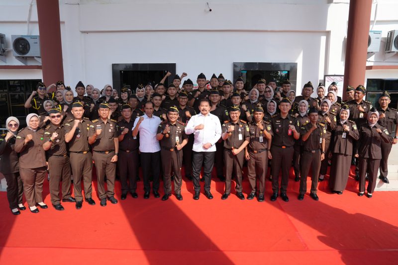 Jaksa Agung RI, ST Burhanuddin berfoto bersama jajaran Kejati Sumsel, Kejari PALI, dan Kejari Muara Enim pada Selasa (7/5/2024). Foto: RPS, Kabarindonesia.co