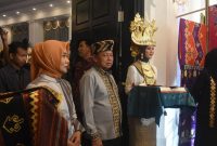Bupati Lampung Timur, Dawam Rahardjo berfoto di depan stand Kabupaten Lampung Timur pada Craft 2024 yang diadakan di Graha Wangsa, Bandarlampung pada Selasa (7/5/2024). Foto: Ali Mukmin, Kabarindonesia.co