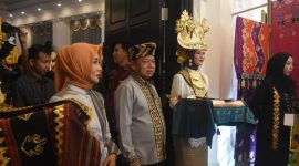 Bupati Lampung Timur, Dawam Rahardjo berfoto di depan stand Kabupaten Lampung Timur pada Craft 2024 yang diadakan di Graha Wangsa, Bandarlampung pada Selasa (7/5/2024). Foto: Ali Mukmin, Kabarindonesia.co