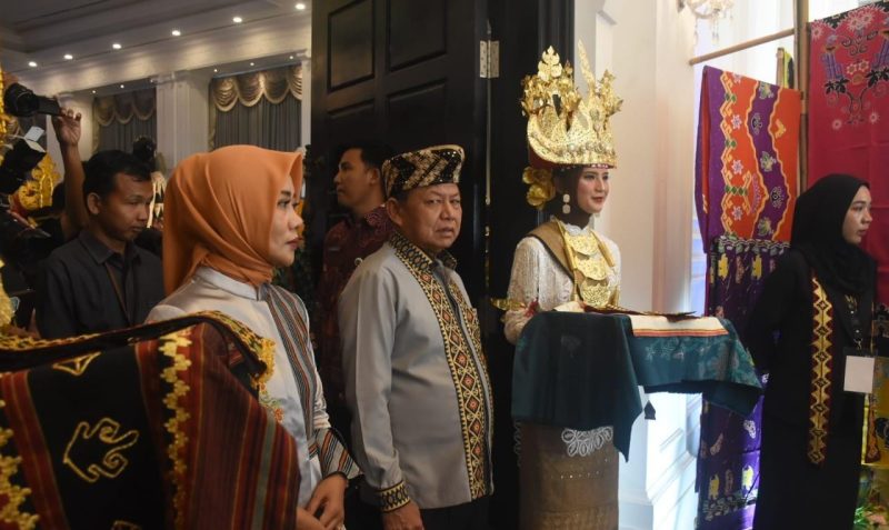 Bupati Lampung Timur, Dawam Rahardjo berfoto di depan stand Kabupaten Lampung Timur pada Craft 2024 yang diadakan di Graha Wangsa, Bandarlampung pada Selasa (7/5/2024). Foto: Ali Mukmin, Kabarindonesia.co