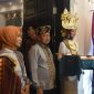 Bupati Lampung Timur, Dawam Rahardjo berfoto di depan stand Kabupaten Lampung Timur pada Craft 2024 yang diadakan di Graha Wangsa, Bandarlampung pada Selasa (7/5/2024). Foto: Ali Mukmin, Kabarindonesia.co