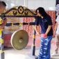 Ketua MKKS Pesisir Barat, Putrawan Jaya Ningrat dan salah satu dewan juri membuka FLS2N dan O2SN Tingkat Kabupaten Pesisir Barat pada Rabu (8/5/2024). Foto: Joni Irawan, Kabarindonesia.co