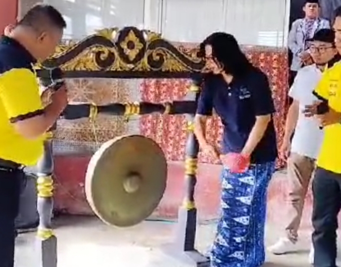 Ketua MKKS Pesisir Barat, Putrawan Jaya Ningrat dan salah satu dewan juri membuka FLS2N dan O2SN Tingkat Kabupaten Pesisir Barat pada Rabu (8/5/2024). Foto: Joni Irawan, Kabarindonesia.co