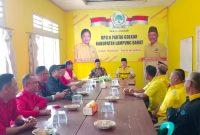 Ketua DPC PDI Perjuangan Lampung Barat yang juga Bakal Calon Bupati Kabupaten Lampung Barat, Parosil Mabsus melakukan silturahmi ke DPD 2 Partai Golkar dan disambut oleh Ketua Partai Golkar setempat, Ismun Zani pada Rabu (8/5/2024). Foto: Haeruel Abadi, Kabarindonesia.co