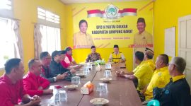 Ketua DPC PDI Perjuangan Lampung Barat yang juga Bakal Calon Bupati Kabupaten Lampung Barat, Parosil Mabsus melakukan silturahmi ke DPD 2 Partai Golkar dan disambut oleh Ketua Partai Golkar setempat, Ismun Zani pada Rabu (8/5/2024). Foto: Haeruel Abadi, Kabarindonesia.co