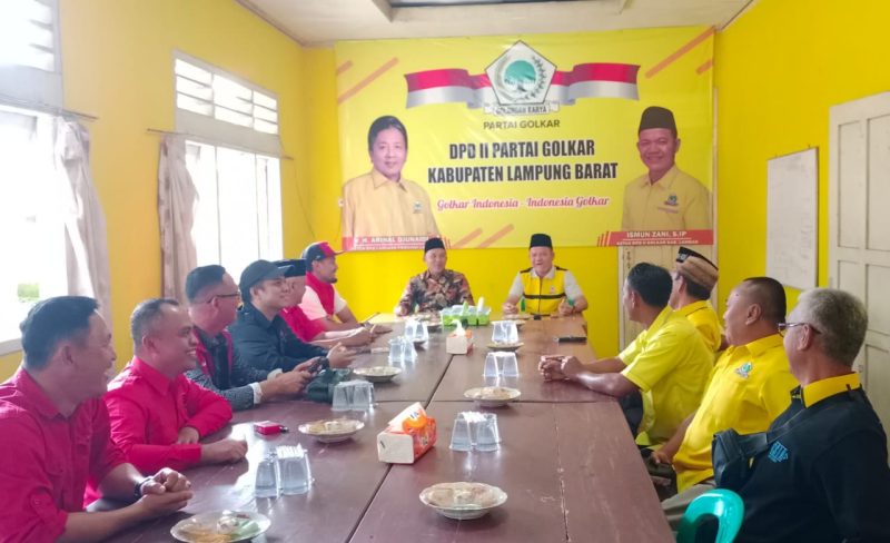 Ketua DPC PDI Perjuangan Lampung Barat yang juga Bakal Calon Bupati Kabupaten Lampung Barat, Parosil Mabsus melakukan silturahmi ke DPD 2 Partai Golkar dan disambut oleh Ketua Partai Golkar setempat, Ismun Zani pada Rabu (8/5/2024). Foto: Haeruel Abadi, Kabarindonesia.co