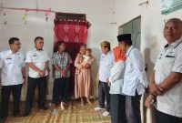 Bupati Lampung Timur, Dawam Raharjo jenguk 2 balita gizi buruk di Desa Jepara, Kecamatan Way Jepara, Lampung Timur pada Rabu (8/5/2024). Foto: Ali Mukmin, Kabarindonesia.co