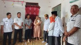 Bupati Lampung Timur, Dawam Raharjo jenguk 2 balita gizi buruk di Desa Jepara, Kecamatan Way Jepara, Lampung Timur pada Rabu (8/5/2024). Foto: Ali Mukmin, Kabarindonesia.co