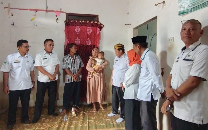 Bupati Lampung Timur, Dawam Raharjo jenguk 2 balita gizi buruk di Desa Jepara, Kecamatan Way Jepara, Lampung Timur pada Rabu (8/5/2024). Foto: Ali Mukmin, Kabarindonesia.co