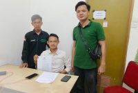 Salah satu anggota AMMUK menunjukkan tuntutan mereka terkait dengan meninggalnya seorang mahasiswa Universitas Muhammadiyah Palembang akibat kecelakaan yang menimpanya. Foto: Rizky Pratama Saputra, Kabarindonesia.co