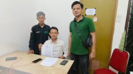 Salah satu anggota AMMUK menunjukkan tuntutan mereka terkait dengan meninggalnya seorang mahasiswa Universitas Muhammadiyah Palembang akibat kecelakaan yang menimpanya. Foto: Rizky Pratama Saputra, Kabarindonesia.co