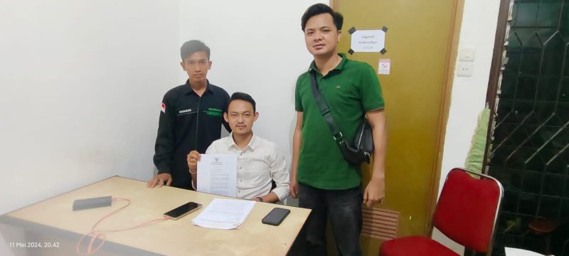 Salah satu anggota AMMUK menunjukkan tuntutan mereka terkait dengan meninggalnya seorang mahasiswa Universitas Muhammadiyah Palembang akibat kecelakaan yang menimpanya. Foto: Rizky Pratama Saputra, Kabarindonesia.co