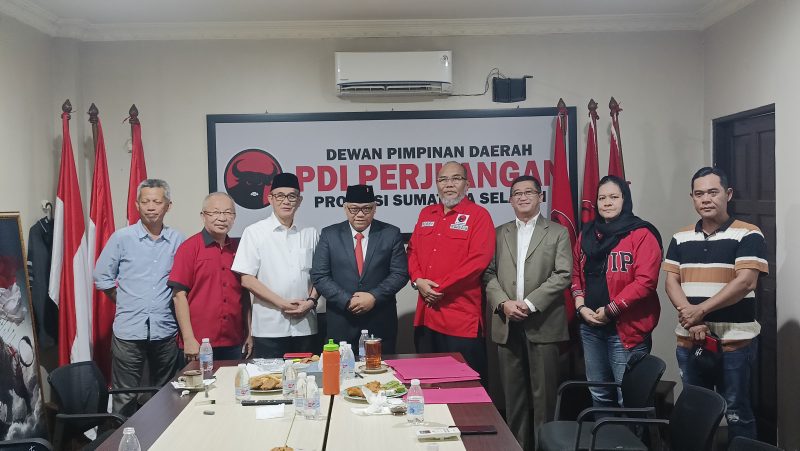 Foto bersama Ketua DPD PDI Perjuangan Sumatera Selatan (Sumsel), Giri Ramanda N Kiemas saat Bacagub Heri Amalindo mengembalikan formulir. Rizky Pratama Saputra, Kabarindonesia.co
