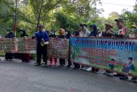 Aksi Peduli Lingkungan dan Aksi Demo kepada oknum Pembuang sampah sembarangan di jalan lintas Sumber Jaya - Kebun Tebu.