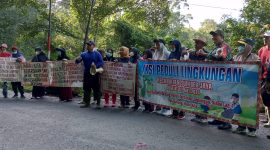 Aksi Peduli Lingkungan dan Aksi Demo kepada oknum Pembuang sampah sembarangan di jalan lintas Sumber Jaya - Kebun Tebu.
