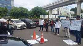 Himpunan Keluarga Tamansiswa Indonesia (HIMPKA) melakukan aksi massa di depan Kantor Dinas Pendidikan Sumatera Selatan bertepatan dengan Hari Pendidikan Nasional pada Kamis (2/5/2024). Foto: Rizky Pratama Saputra, Kabarindonesia.co